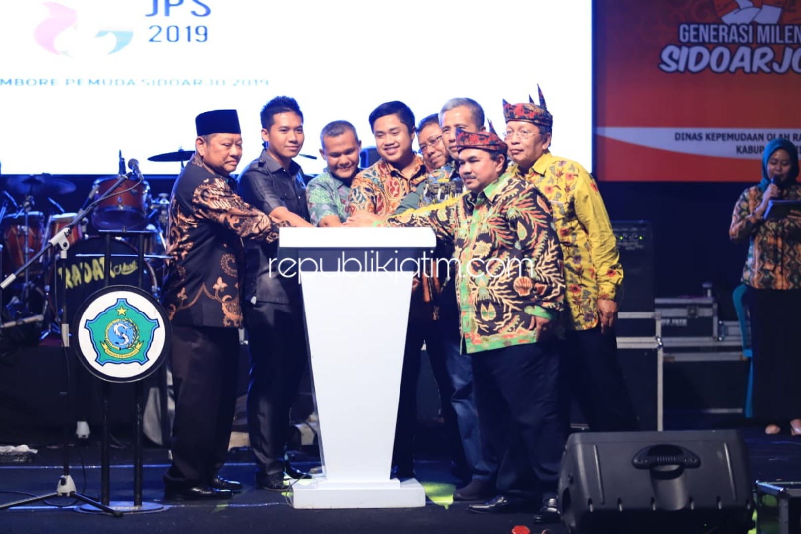 PEMBUKAAN - Bupati Sidoarjo, Saiful Ilah membuka acara Jambore Pemuda Sidoarjo yang digelar di GOR Sidoarjo, Sabtu (02/11/2019) malam.