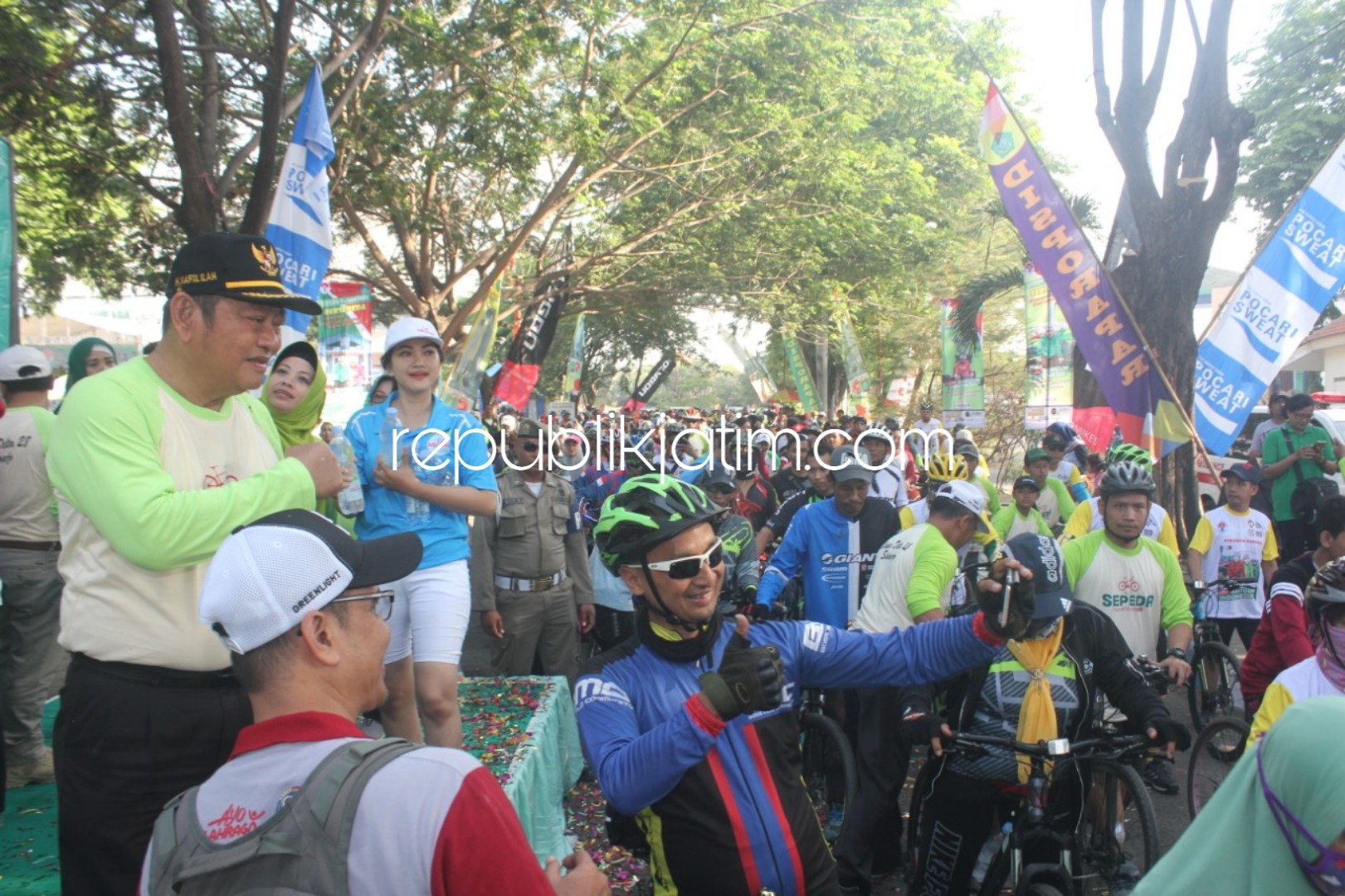 BERANGKATKAN - Bupati Sidoarjo, Saiful Ilah memberangkatkan ribuan peserta Sepada Nusantara 2018 berlabel Etape Delta 28 Sidoarjo di Parkir Timur GOR Sidoarjo, Minggu (04/11/2018).