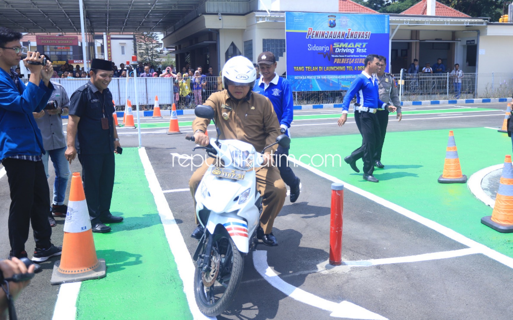 UJI COBA - Bupati Sidoarjo, Saiful Ilah menguji coba smart Driving Test di halaman Satuan Lantas, Polresta Sidoarjo untuk merasakan uji coba bagi pemohon SIM C, Senin (04/11/2019).
