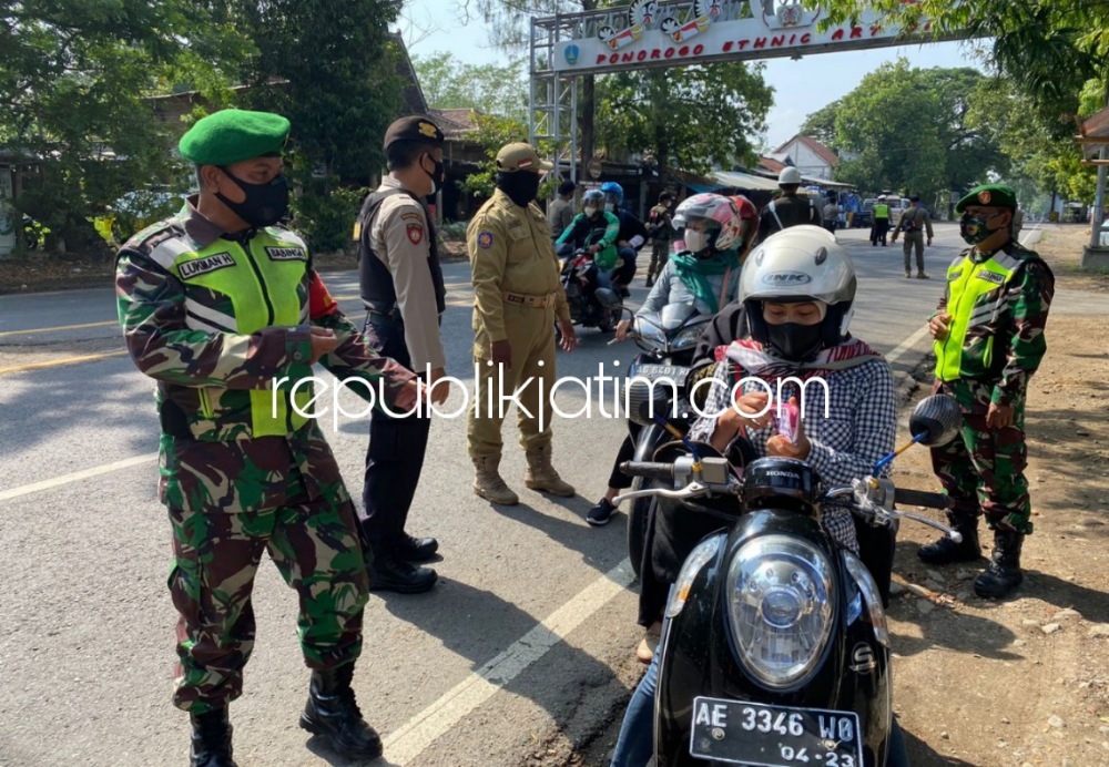 WAJIB MASKER - Petugas gabungan saat merazia dan memberi sanksi terhadap pengguna jalan dan pelanggar prokes di pintu Masuk Ponorogo dari Pacitan dan Trenggalek di utara jembatan Paju, Ponorogo, Kamis (04/11/2021).