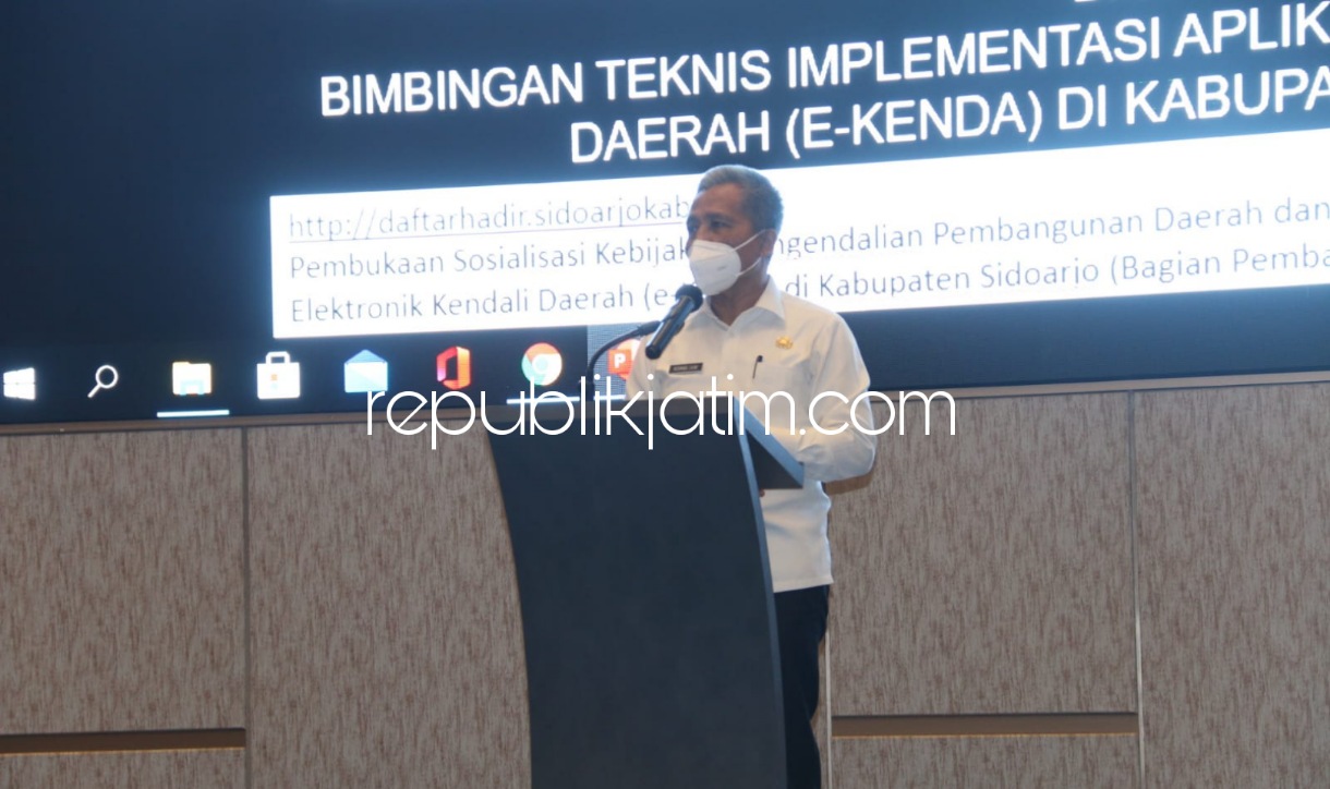 E KENDA - Sekda Sidoarjo, Ahmad Zaini memberi paparan keunggulan aplikasi Elektronik Kendali daerah (E Kenda) kepada para pimpinan Organisasi Perangkat Daerah (OPD) Pemkab Sidoarjo di Hotel Four Point By Sharaton Surabaya, Kamis (04/11/2021).