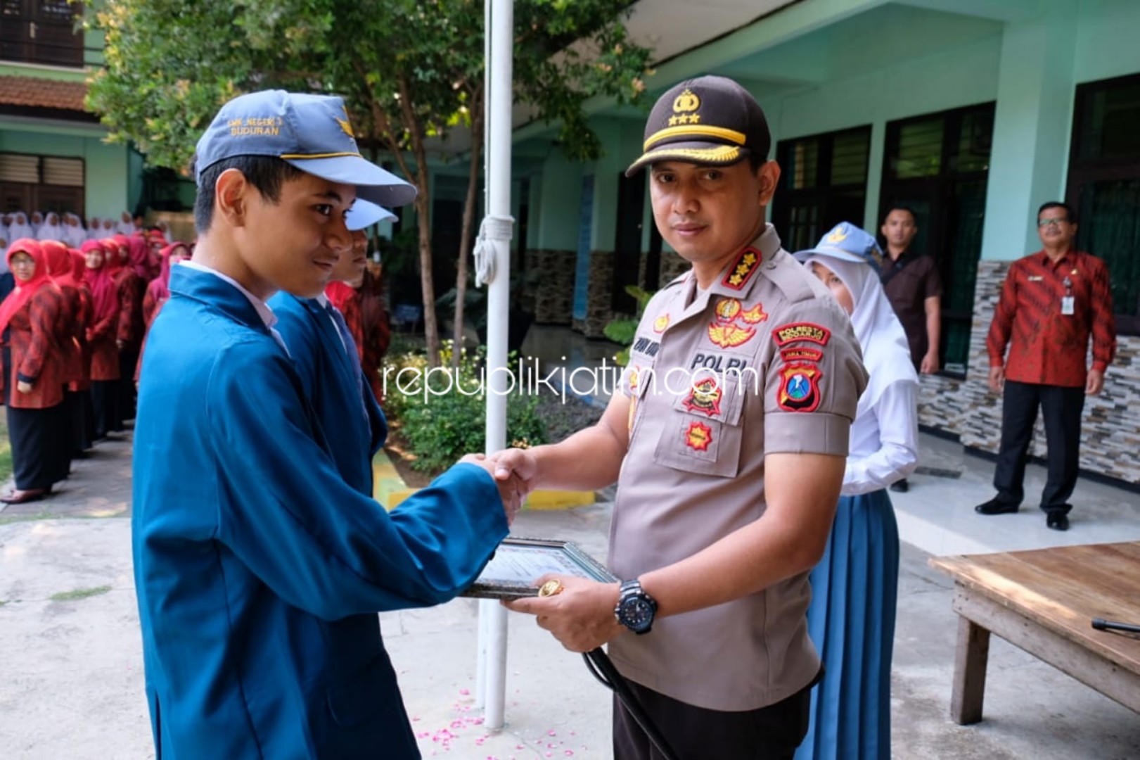 SERAHKAN - Kapolresta Sidoarjo, Kombes Pol Zain Dwi Nugroho menyerahkan penghargaan lomba Vlog Millenial Jatim Menolak Anarkhis kepada SMKN 2 Buduran, Sidoarjo atas keberhasilannya meraih juara 2 kategori kelompok akun sekolah, Selasa (05/11/2019).