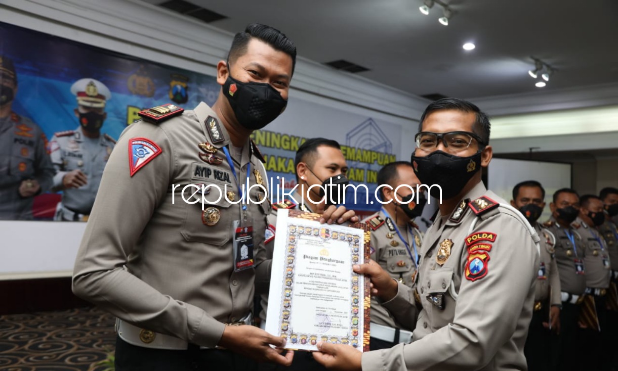 PENGHARGAAN - Kasat Lantas AKP Ayip Rizal saat menerima penghargaan dari Ditlantas Polda Jatim kemarin.