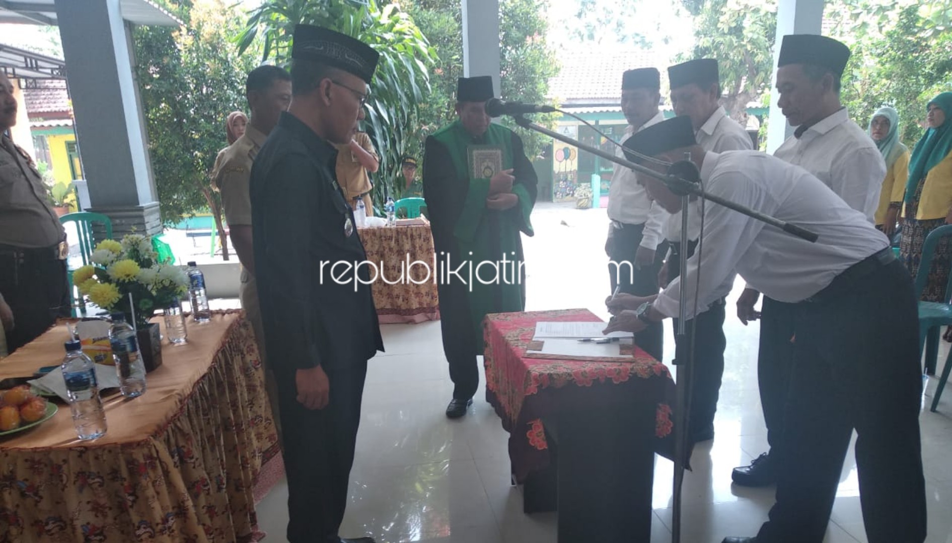 DILANTIK - Seabanyak 5 anggota BPD Banjarwungu, Kecamatan Tarik, Sidoarjo masa bhakti 2019 - 2025 dilantik, Selasa (05/11/2019).