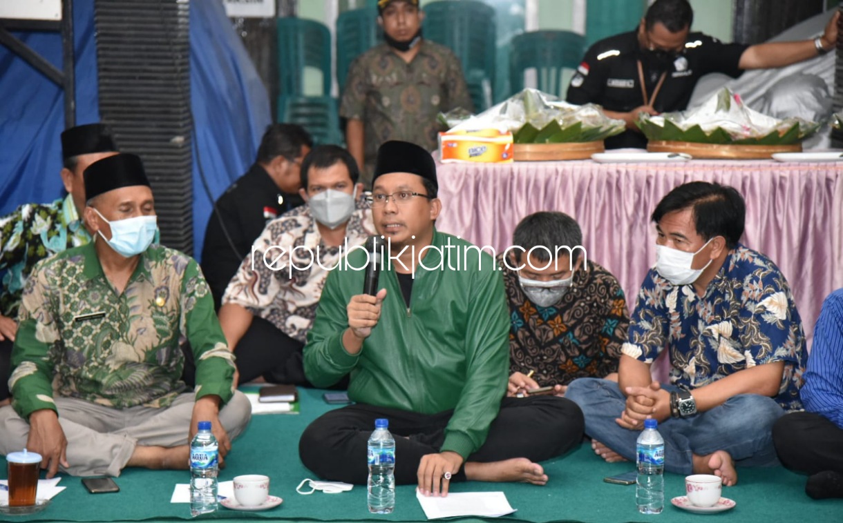 TUTUP - Pertemuan yang dipimpin Bupati Sidoarjo, Ahmad Muhdlor Ali (Gus Muhdlor) dengan warga Desa Kletek, Kecamatan Taman, Sidoarjo membuahkan hasil penutupan pabrik tepung limbah bulu ayam karena tak berizin, Kamis (04/11/2021) malam.