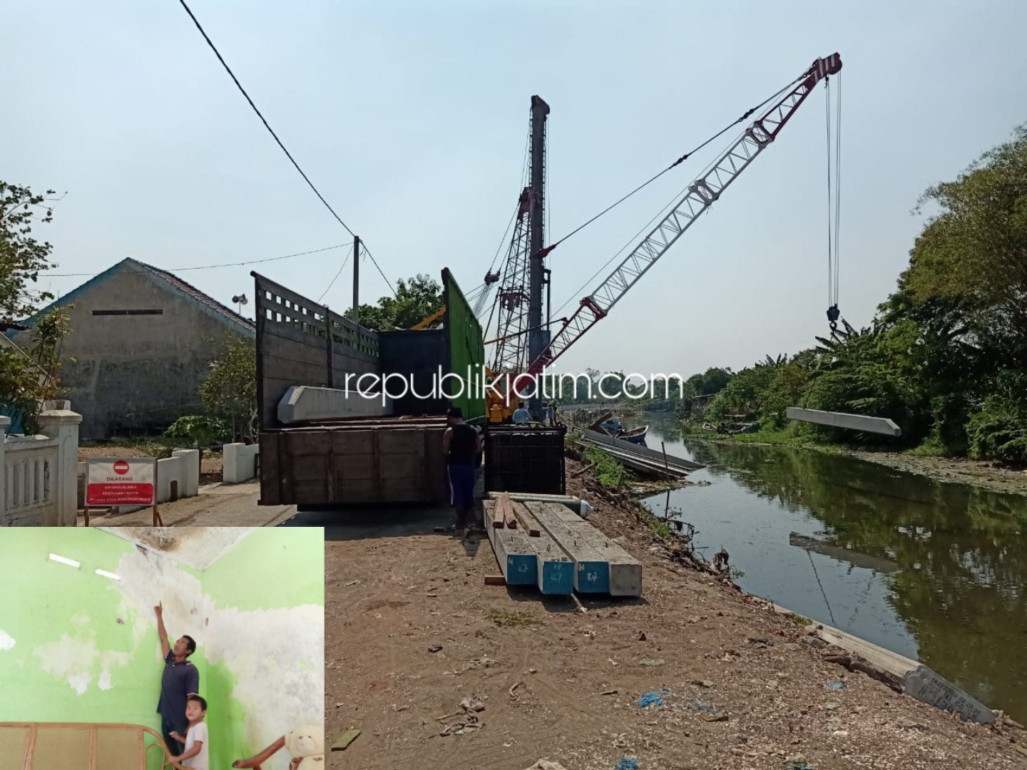 PEMANCANG - Proyek pembangunan Pengendalian Banjir di Sidoarjo yang menelan anggaran Rp 6,36 miliar di aliran Sungai Blurukidul, Kecamatan Sidoarjo dikeluhkan warga sekitar karena diduga memicu keretan (kerusakan) bangunan rumah warga, Selasa (05/11/2019)