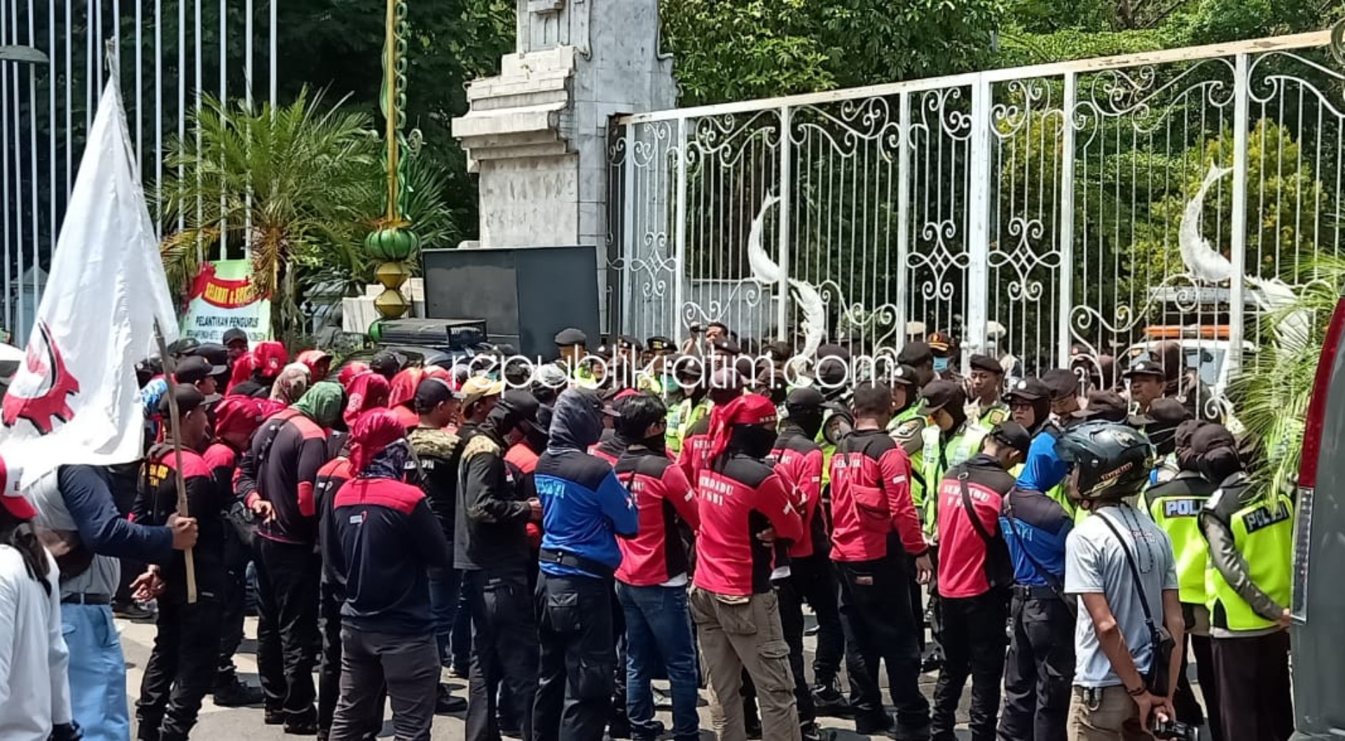 DEMO - Ratusan buruh dari 11 serikat buruh se Sidoarjo meluruk Pendopo Delta Wibawa menuntuk kenaikan Upah Minimum Kabupaten (UMK), Selasa (05/11/2019).