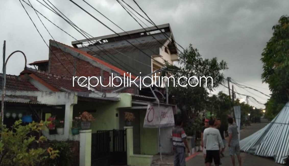 TINJAU - Wakil Bupati Sidoarjo, Subandi bersama Dinas Sosial dan BPBD Pemkab Sidoarjo meninjau rumah korban puting beliung yang menerjang 28 rumah warga Dusun Wagir Desa Kwangsan dan Desa Pepe Kecamatan Sedati, Sidoarjo, Jumat (05/11/2021).
