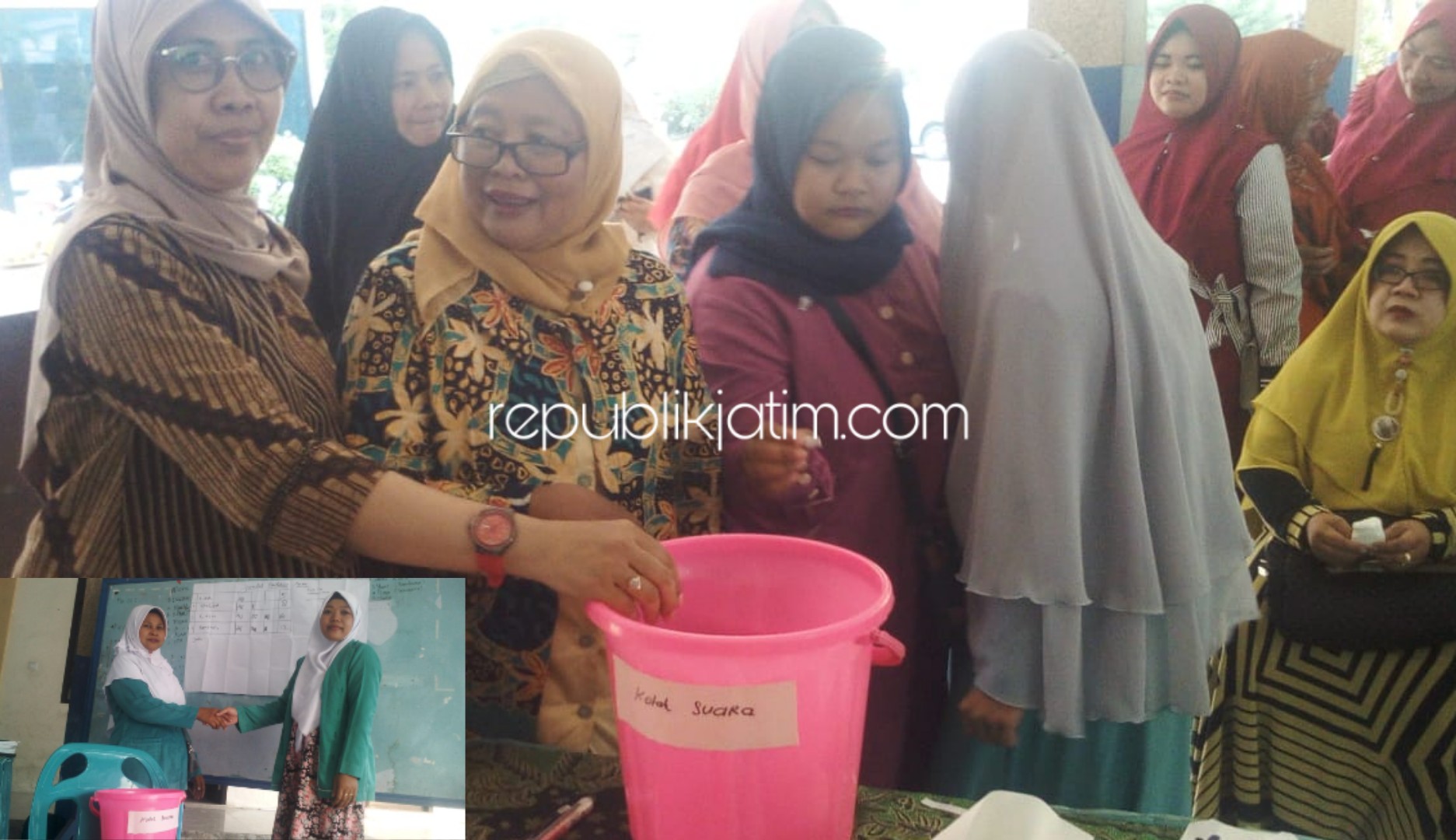 PEMILIHAN - Pemilihan Ketua Fatayat Ranting Desa Penambangan, Kecamatan Balongbendo, Sidoarjo suara pilihan dimasukkan timba, Selasa (05/11/2019). Insert Ketua Fatayat Terpilih dan Ketua Fatayat Lama.