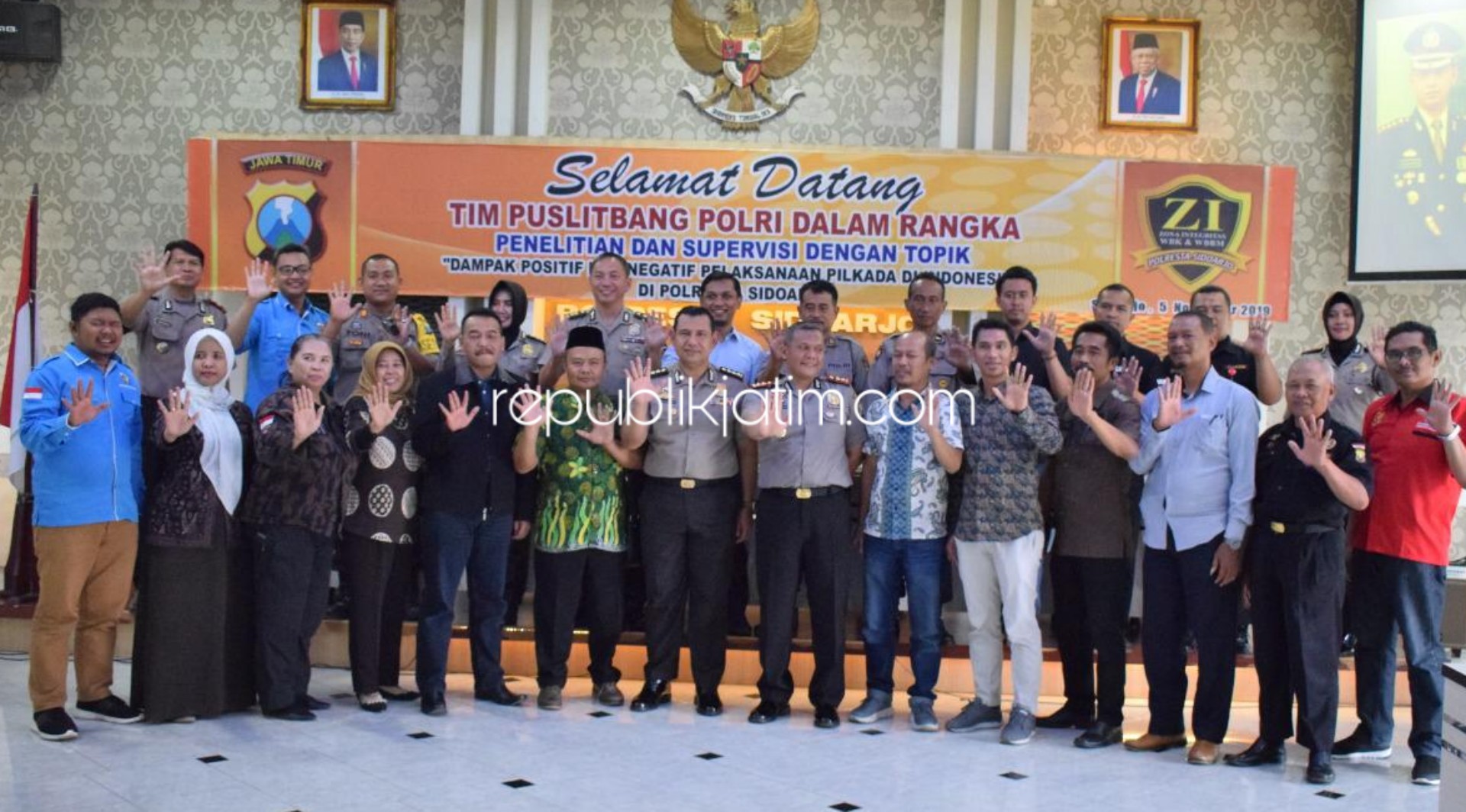 BERPOSE - Tim Puslitbang dan Supervisi Mabes Polri mengunjungi Polresta Sidoarjo untuk penelitian pengamanan Pilkada langsung diterima Wakapolresta Sidoarjo, AKBP M Anggi Naulifar Siregar di Aula Bharadaksa, Selasa (05/11/2019).