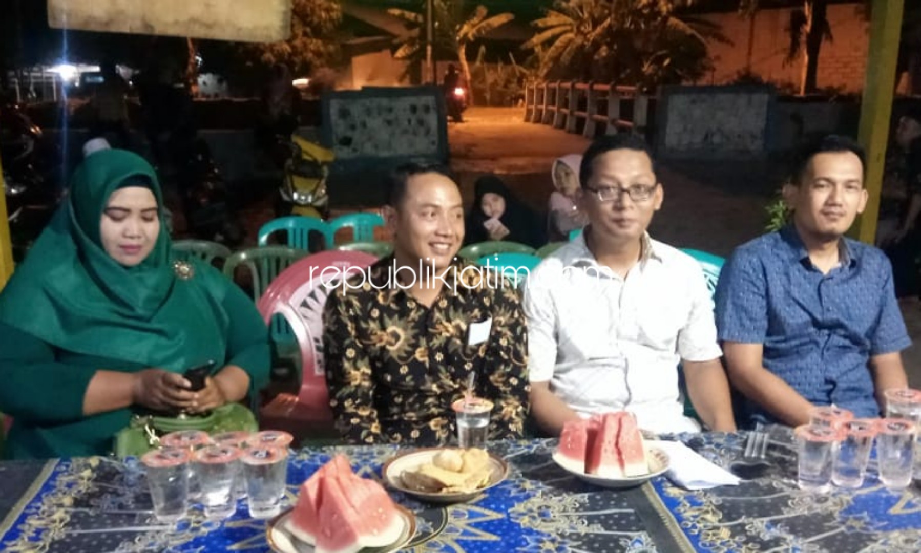 TERPILIH - Sebanyak 4 calon BPD Tempel, Kecamatan Krian, Sidoarjo mengikuti prosesi pemilihan hingga menetapkan 2 calon terpilih, Senin (04/11/2019) malam.
