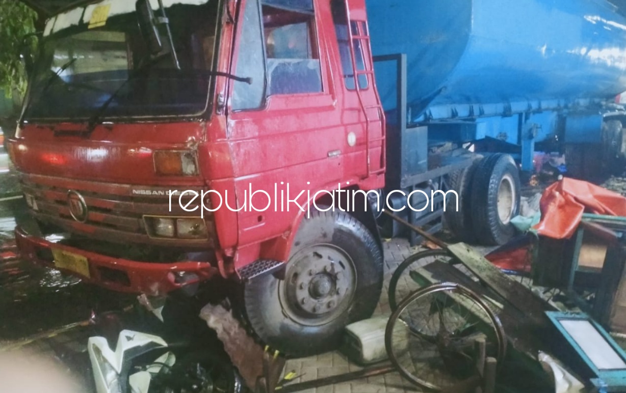 TERLINDAS - Truk tangki trailer bernopol L 8066 UY yang dikemudikan Yopi Suyono (63) warga Desa Sumberrejo, Kecamatan Pandaan, Kabupaten Pasuruan menabrak rombong nasi goreng, sate dan perempuan di JL Raya Porong, Sidoarjo, Kamis (04/11/2021) malam.