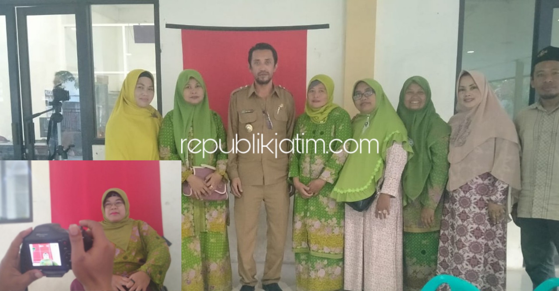PEMOTRETAN - Sejumlah warga Desa Penambangan, Kecamatan Balongbendo, Sidoarjo mengikuti sesi foto Kartamus NU di balai desa setempat, Senin (04/11/2019).