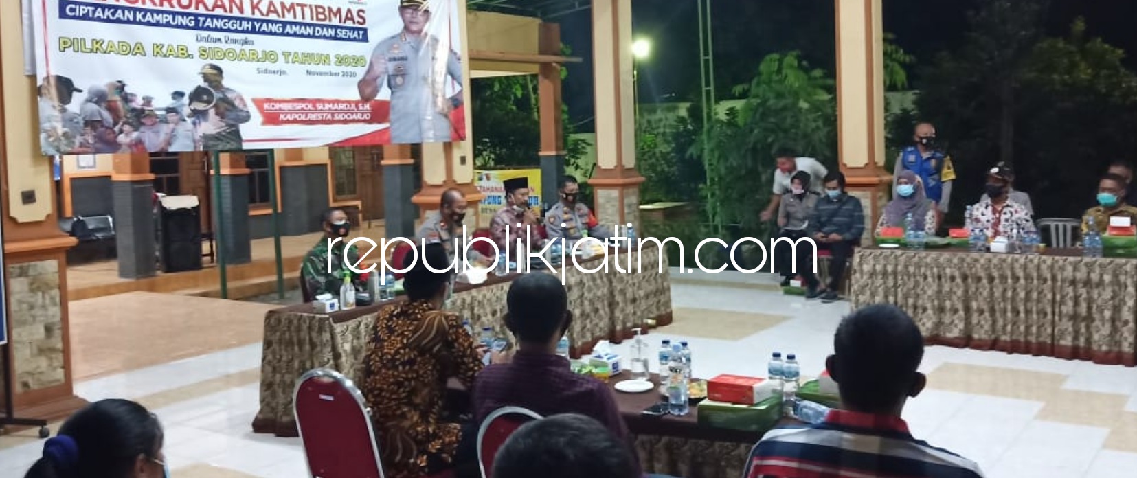 CANGKRUKAN - Kasat Binmas Polresta Sidoarjo Kompol Dodot Dwianto memimpin acara Cangkrukan Kamtibmas di Kantor Desa Kraton, Kecamatan Krian, Sidoarjo, Rabu (04/11/2020) malam.