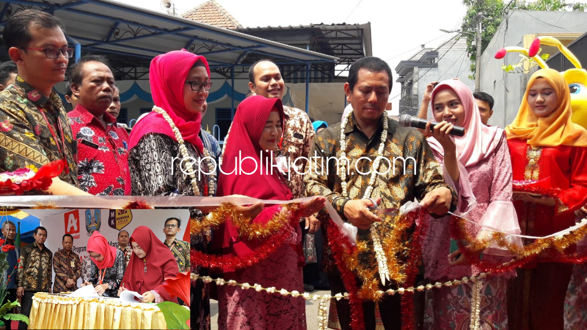 RESMIKAN - Ketua Pengurus Daerah Muhammadiyah (PDM) Sidoarjo, Masyhud SM didampingi Kepala SMK Pemuda Krian, Susi Herawati meresmikan Alfamidi Class Teaching Factory di samping pintu masuk sekolah, Selasa (06/11/2018).