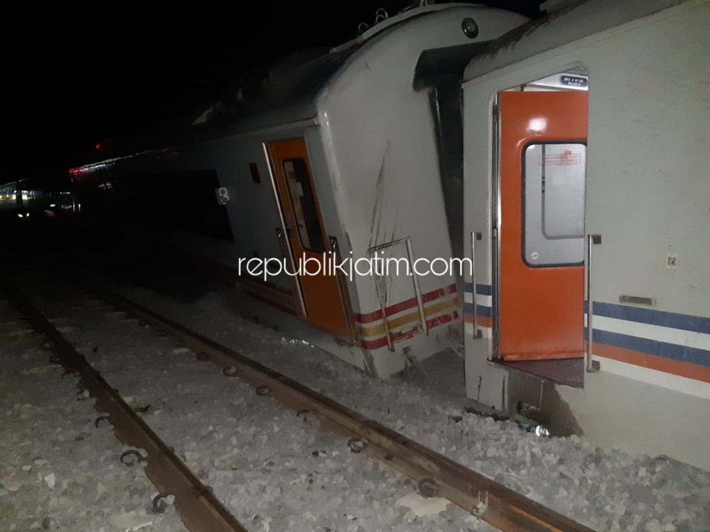 ANJLOK - KA Wijaya Kusuma anjlok di Emplasemen Stasiun Barat, Magetan hingga menyebabkan perjalanan KA lainnya terganggu, Selasa (05/11/2019) malam.