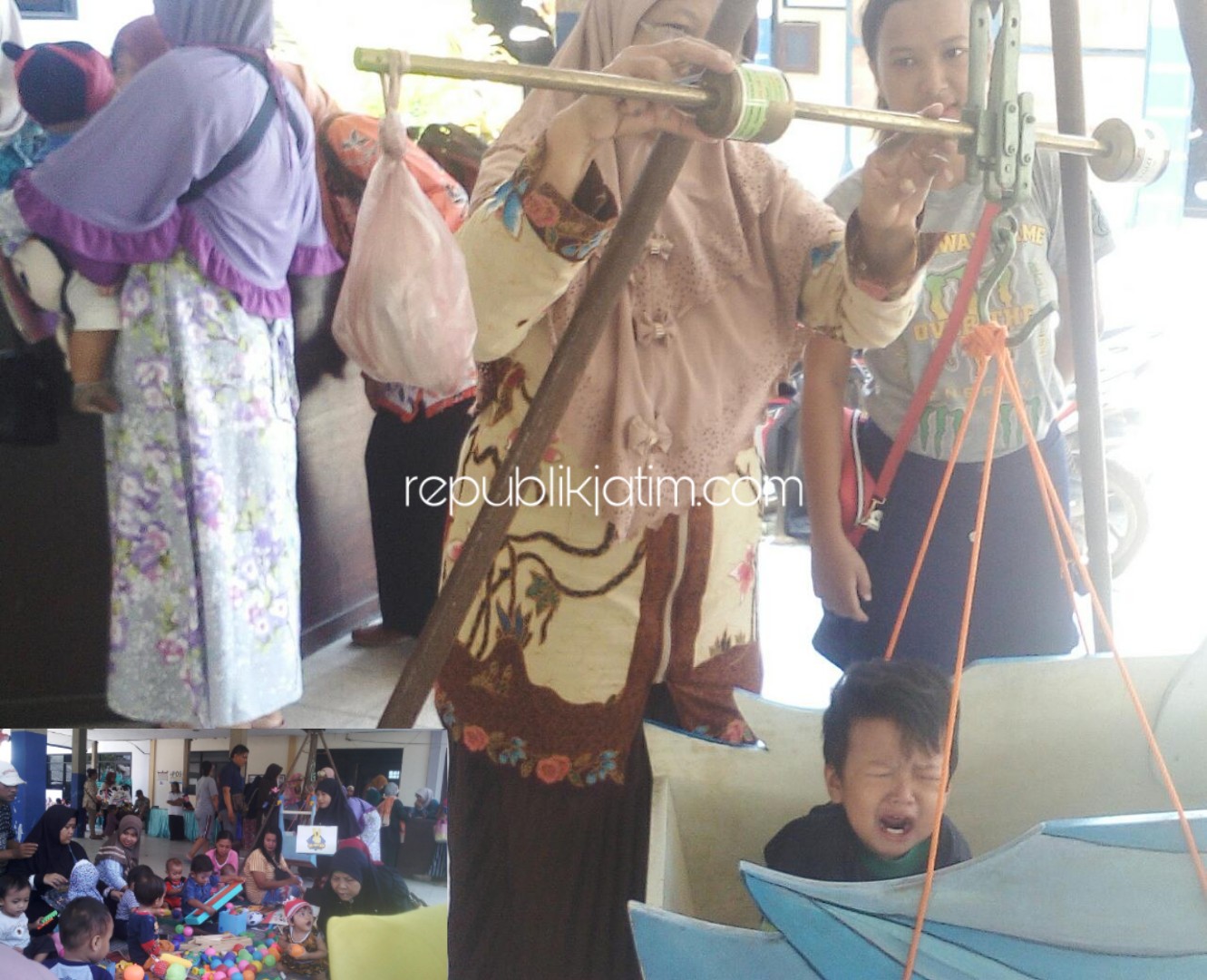 TIMBANG - Sekitar 40 balita mengantri untuk ditimbang kades Posyandu Desa Penambangan, Kecamatan Balongbendo, Sidoarjo, Rabu (06/11/2019).