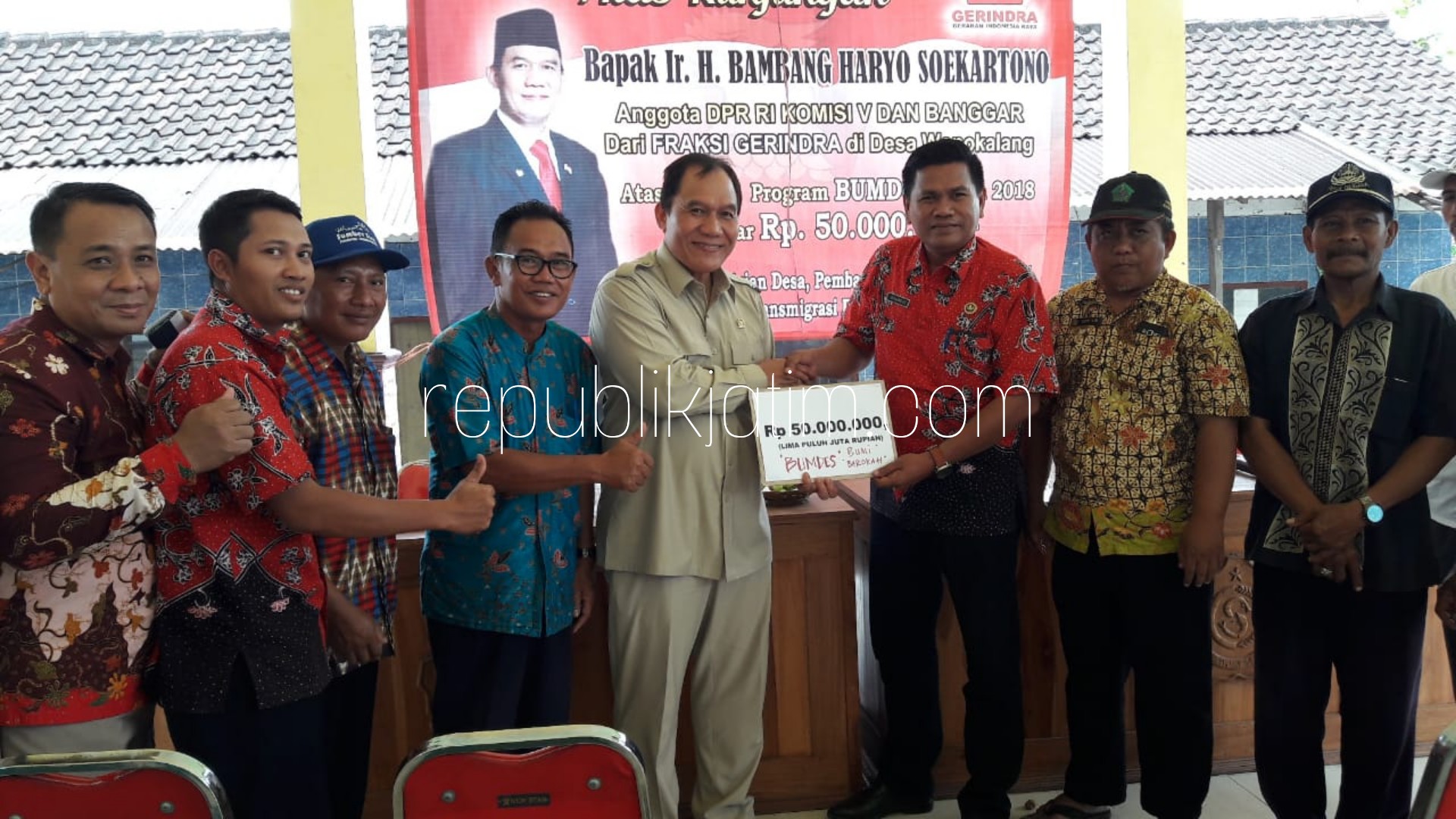 SIMBOLIS - Anggota Komisi V DPR RI, Bambang Haryo Soekartono menyalurkan BUMDes senilai Rp 50 Juta secara simbolis ke Desa Wonokalang dan Desa Candinegoro, Kecamatan Wonoayu, Sidoarjo, Selasa (06/11/2018).