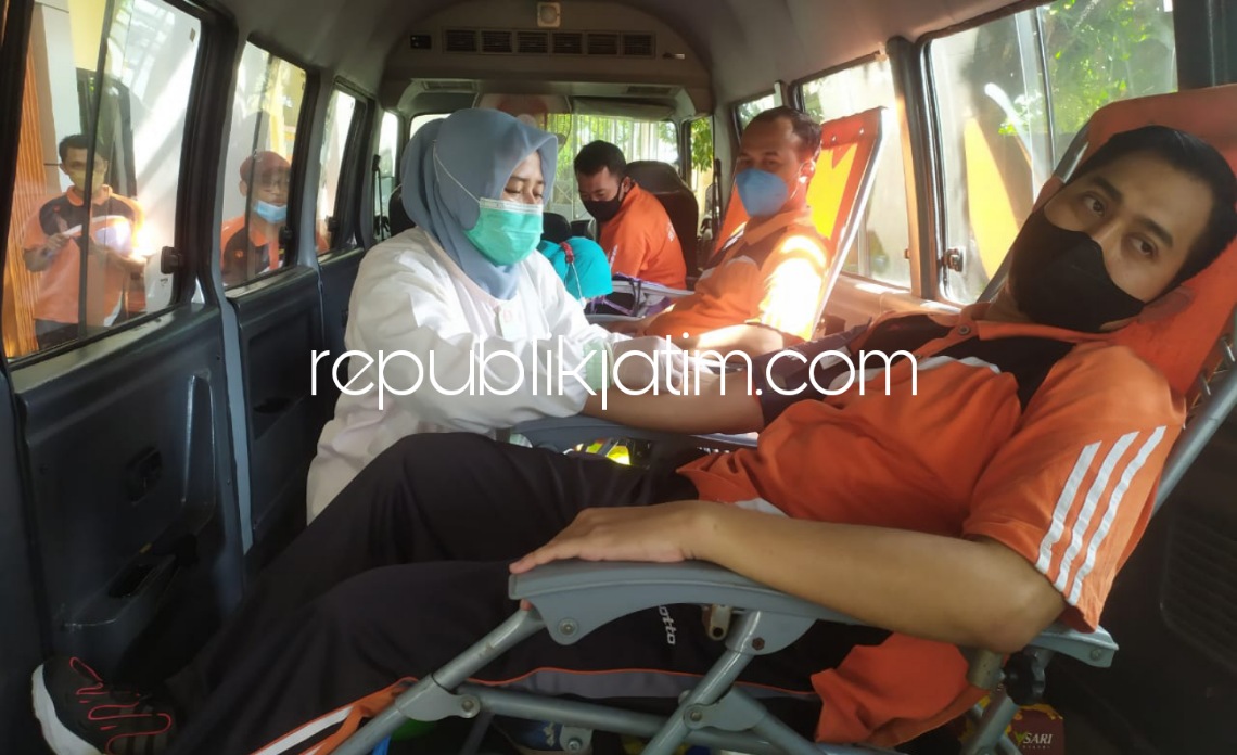 DONOR - Sebanyak 100 guru, siswa, wali murid, sekolah lain dan warga sekitar mengikuti donor darah yang digelar di SMK YPM 8 Sidoarjo bersama Unit Transfusi Darah (UTD) PMI Kabupaten Sidoarjo di JL Raya Sarirogo, Sidoarjo, Sabtu (06/11/2021).
