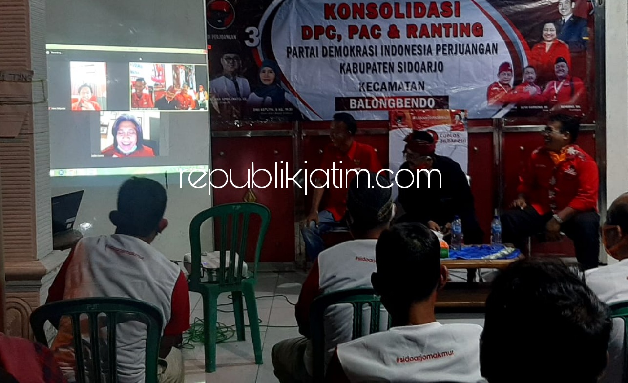 KONSOLIDASI - Sejumlah anggota PAC dan pengurus Ranting PDIP Balongbendo konsolidasi secara virtual (daring) di rumah aspirasi Indah Kurnia Desa Kedungsukodani, Kecamatan Balongbendo, Sidoarjo, Kamis (05/11/2020) malam.