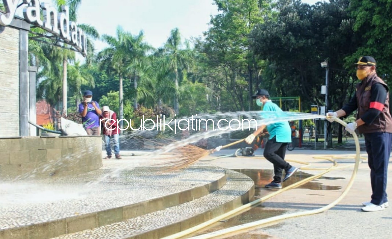 BERSIH - Pj Bupati Sidoarjo, Hudiyono membersihkan Taman Jayandaru sebagai Ikon Kota Delta bersama pejabat lain dan petugas kebersihan, Jumat (06/11/2020).