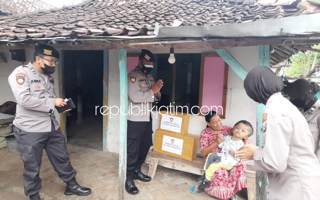 SANTUNI - Rombongan anggota Satuan Samapta Polres Ponorogo menyerahkan bantuan untuk pasutri Kaspari dan Sasminten orang tua Mohammad Rizal Maulana (7) yang menderita hidrosefalus sejak usia 3 tahun, Sabtu (06/11/2021).