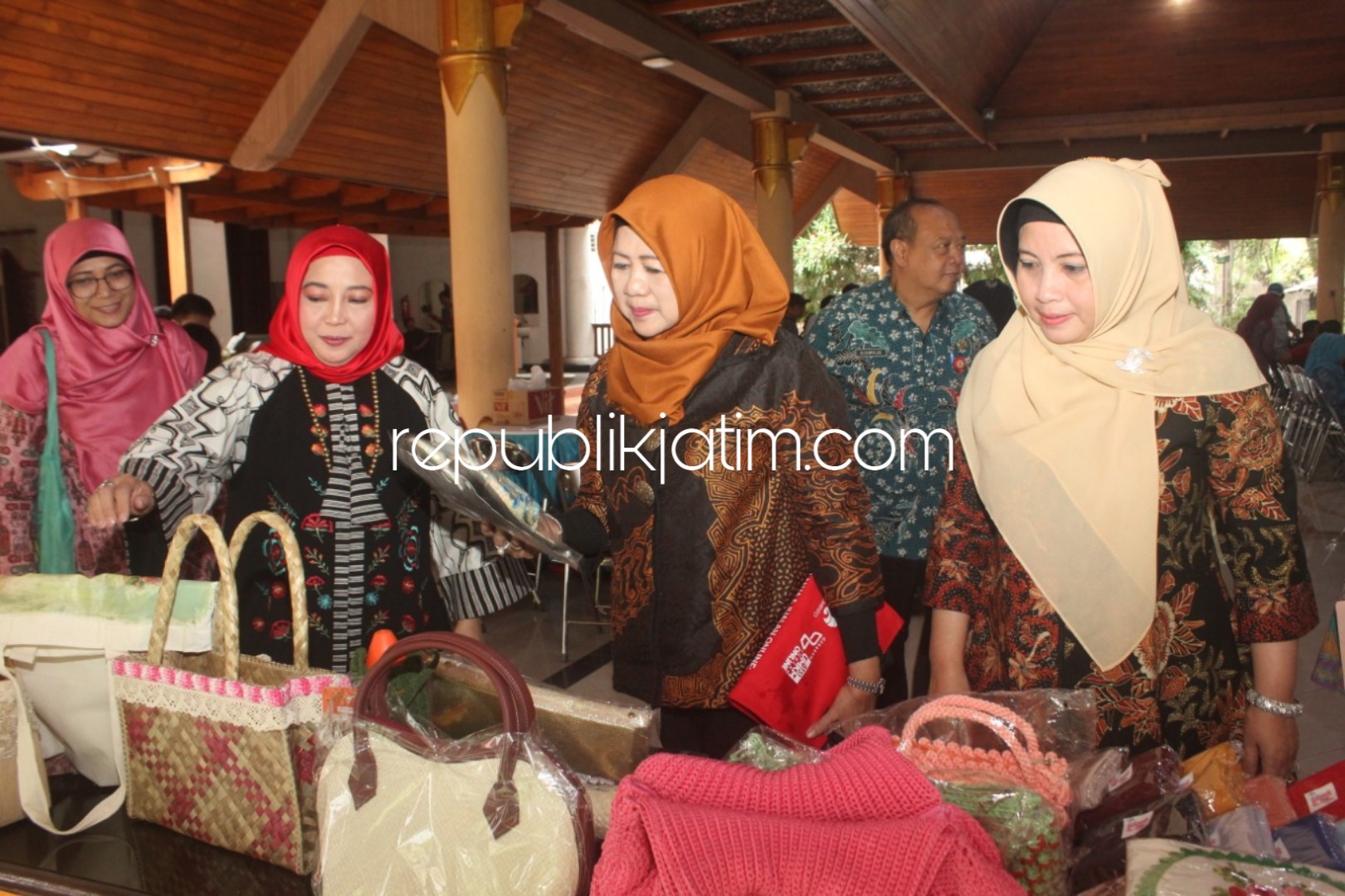 KAGUM - Sekjen Kementerian Kominfo RI, Farida Dwi Cahyarini kagum dengan produk UMKM yang dipamerkan di Pendopo Delta Wibawa, Selasa (06/11/2018).