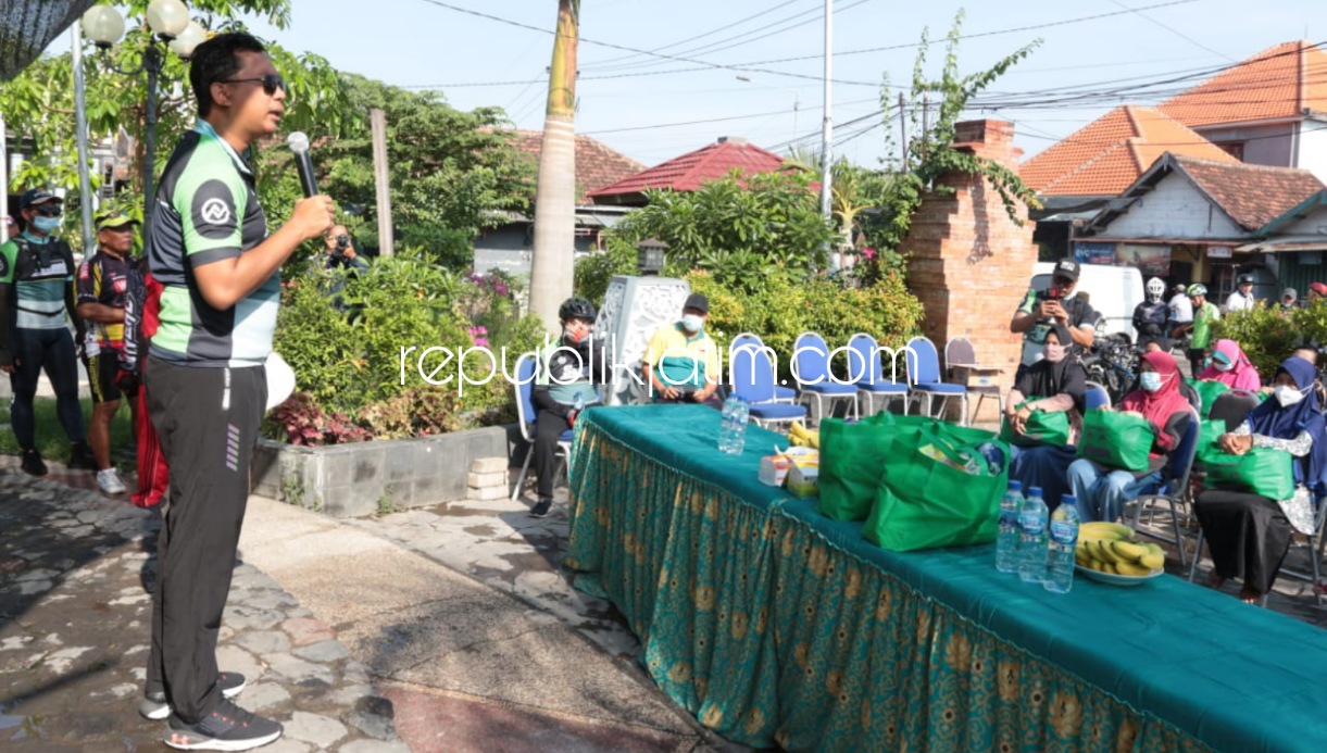 BERSIHKAN - Bupati Sidoarjo, Ahmad Muhdlor Ali (Gus Muhdlor) menginstruksikan semua pihak membersihkan sungai saat membagi sembako di Taman Budaya Desa Kedensari, Kecamatan Tanggulangin, Sidoarjo, Minggu (07/11/2021).