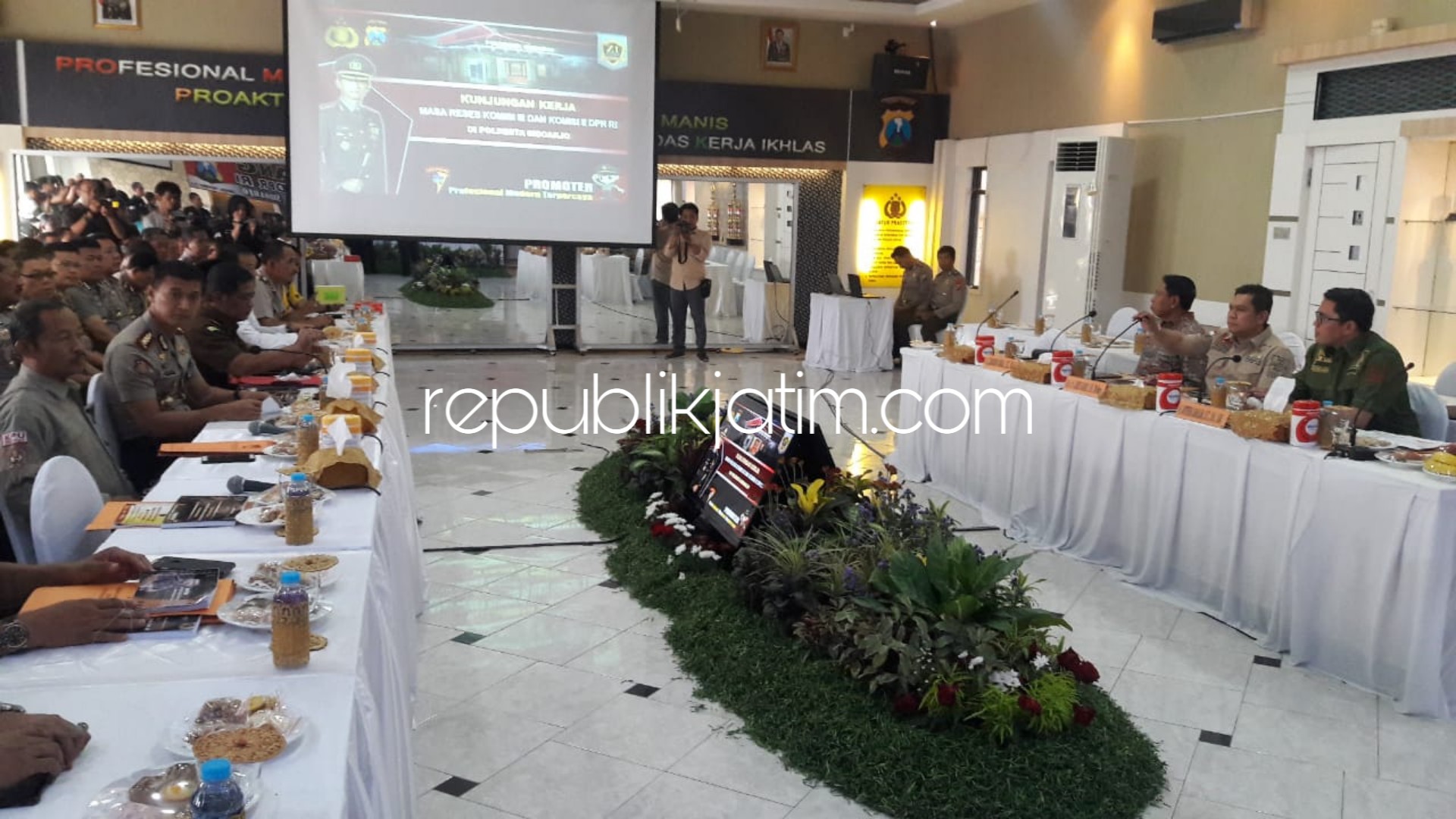 KUNJUNGAN - Kapolresta Sidoarjo, Kombes Pol Himawan Bayu Aji menerima rombongan anggota dan pimpinan Komisi II dan III DPR RI di ruang Bharadaksa, Rabu (07/11/2018).