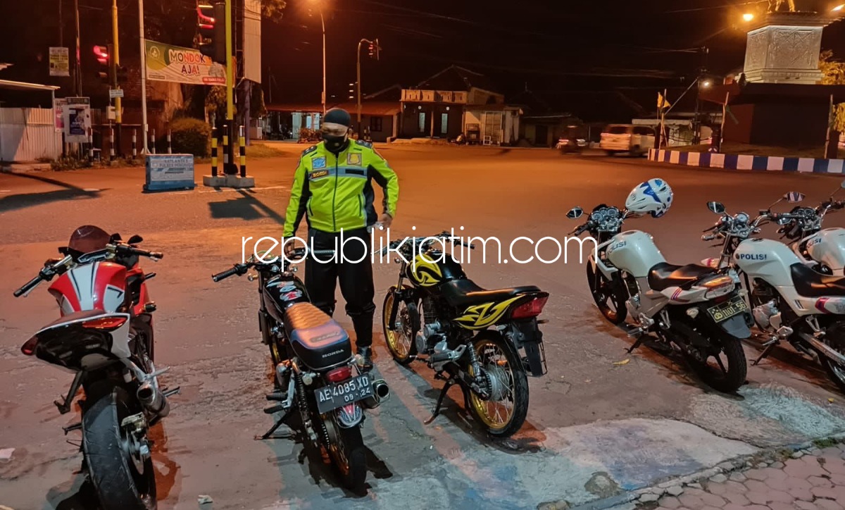 BRONG - Belasan sepeda motor yang dirubah dari standar pabrik dan diduga dipakai balap liar akhirnya diamankan anggota Satuan Lantas, Polres Ponorogo, Minggu (07/11/2021) dini hari.
