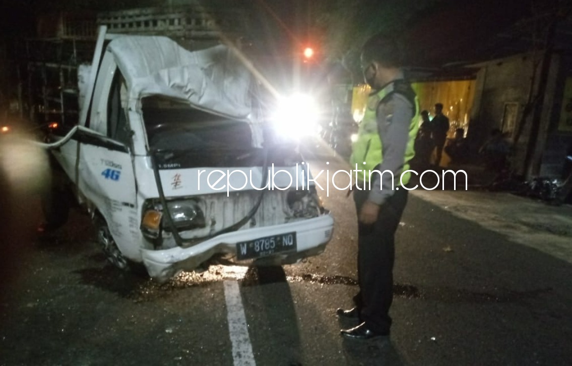 HANCUR - Kondisi motor korban dan mobil pikup yang terlibat kecelakaan di JL Raya Desa Lajuk, Kecamatan Porong hingga menyebabkan pengendara motor Mochamad Zainul Mistahudin (28) tewas usai terlindas truk kontainer, Jumat (06/11/2020) malam.