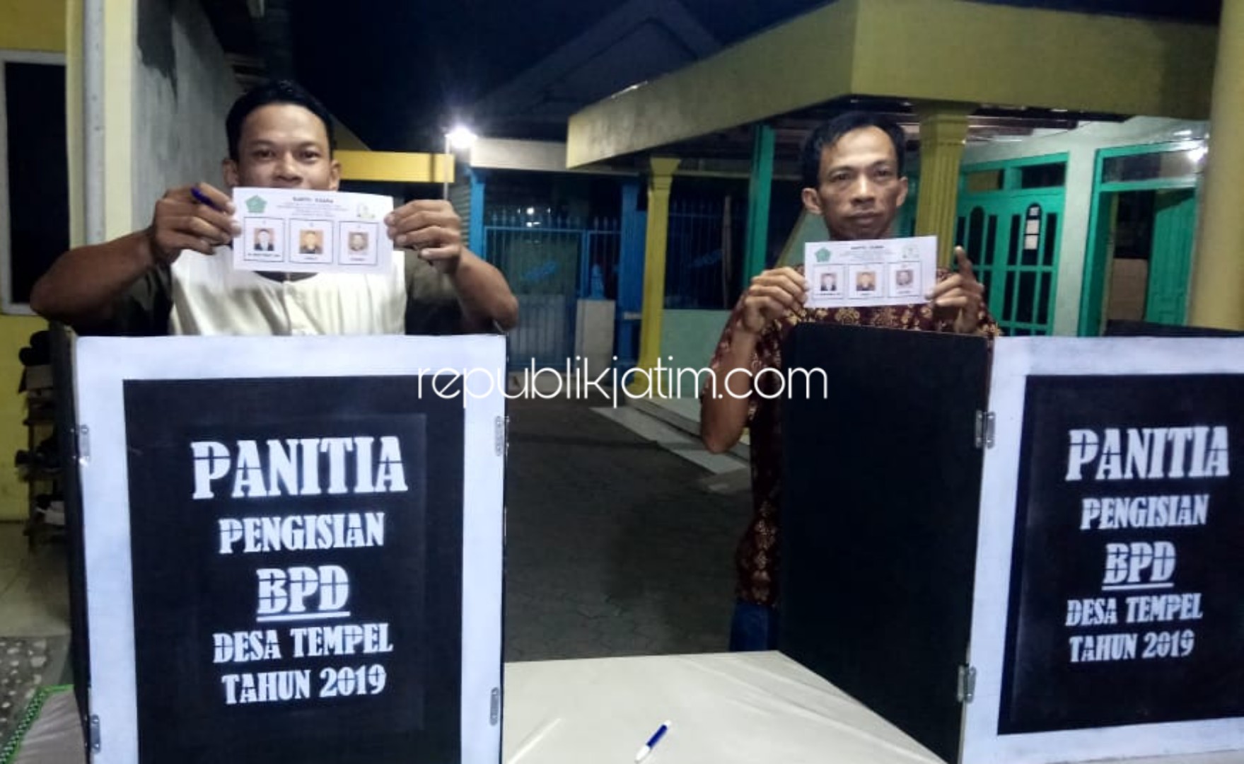 PEMILIHAN - Dua calon BPD Perwakilan Dusun Dongol, Desa Tempel, Kecamatan Krian, Sidoarjo periode 2019 - 2025 menggunakan hak suaranya saat prosesi pemilihan, Rabu (06/11/2019) malam.