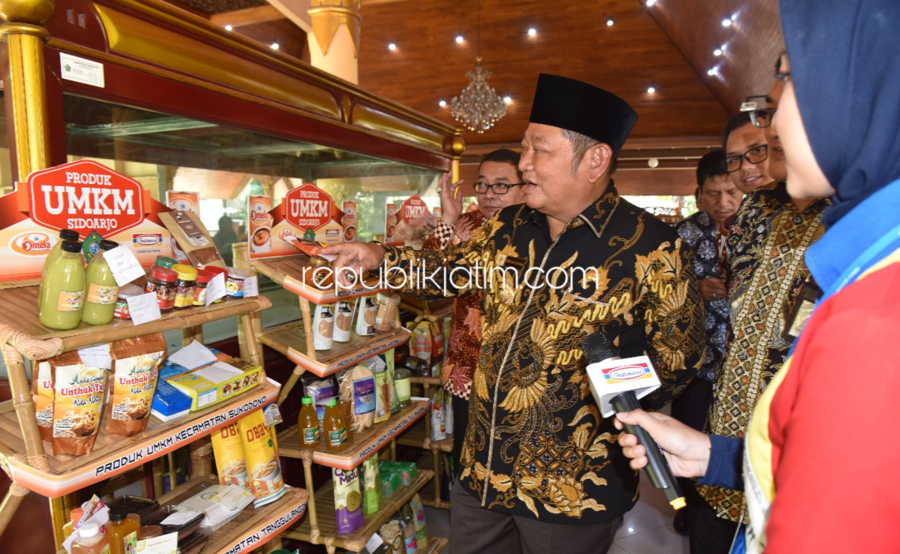 DISPLAY - Bupati Sidoarjo, Saiful Ilah menyempatkan diri mengunjungi stan display produk unggulan UMKM Sidoarjo yang dijual di minimarket (Indomaret) saat Seminar UMKM di Pendopo Delta Wibawa Sidoarjo, Kamis (07/11/2019).