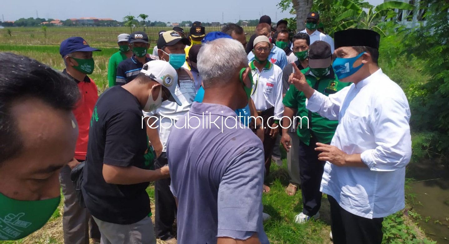 DIALOG - Cabup Sidoarjo, Bambang Haryo Soekartono (BHS) berdialog deengan puluhan petani di Desa Terungkulon, Kecamatan Krian, Sidoarjo, Sabtu (07/11/2020).