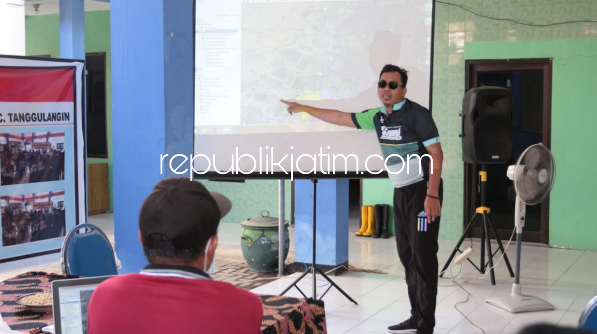 BANJIR - Bupati Sidoarjo, Ahmad Muhdlor Ali (Gus Muhdlor) bersama kepala OPD terkait mengunjungi Desa Kedungbanteng, Kecamatan Tanggulangin, Sidoarjo, untuk mencari solusi penanganan langganan banjir, Minggu (07/11/2021).