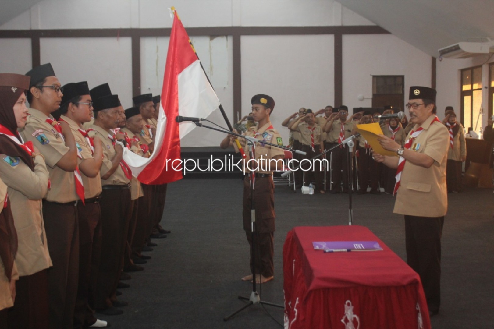 LANTIK - Wabup Sidoarjo, Nur Ahmad Syaifuddin melantik Andalan Ranting Wonoayu masa bakti 2019-2022 di Bumi Perkemahan Sasana Krida Jati Jejer Trawas, Mojokerto, Selasa (05/11/2019) malam.