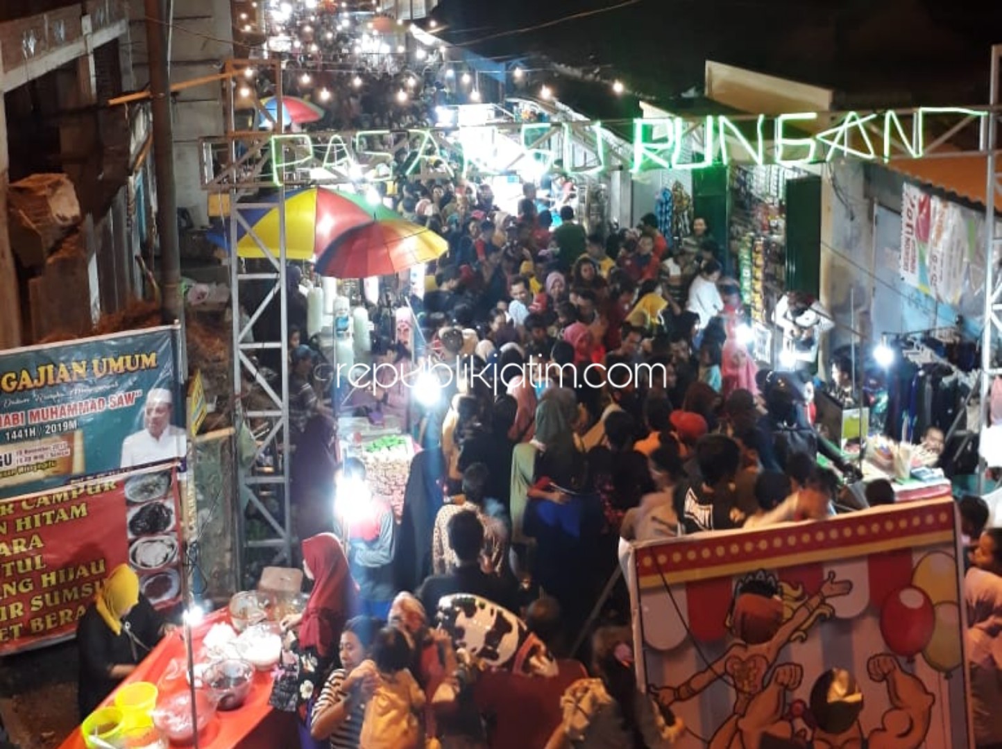 PASAR SURUNGAN - Beginilah suasana Perpek'an Pasar Malam Surungan, Desa Penambangan, Kecamatan Balongbendo, Sidoarjo, Kamis (07/11/2019) malam.