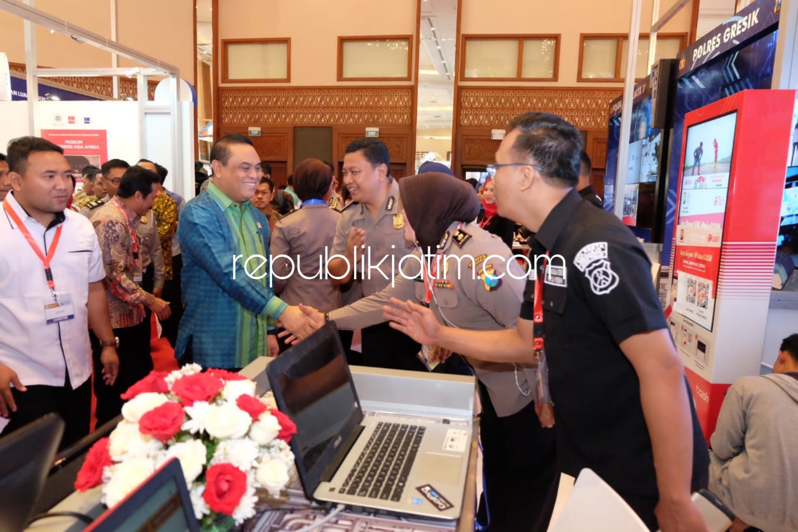 PAMERAN - Menpan RB Syafruddin melihat layanan inovasi publik Polresta Sidoarjo, SKCK Online di ajang International Public Service Forum 2018 di Jakarta Convention Center Indonesia, Rabu (07/11/2018).