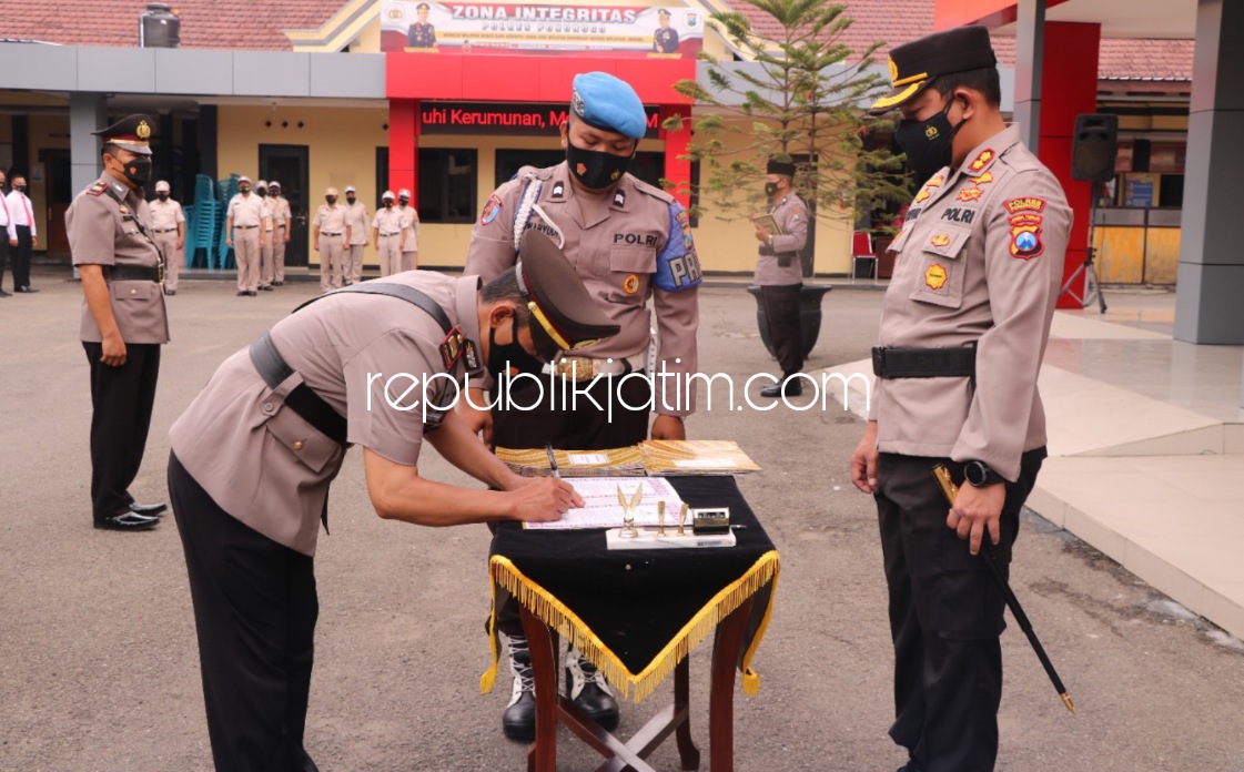 SERTIJAB - Kapolres Ponorogo AKBP Catur C Wibowo saat pimpin sertijab para Pejabat Utama (PJU) di halaman Polres Ponorogo, Senin (08/11/2021).