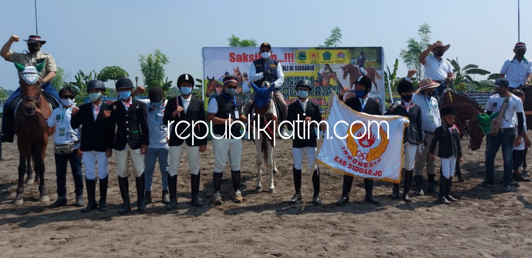 PIALA DANDIM - Peringatan Hari Pahlawan Nasional ke-75, Dandim 0816 Sidoarjo menggelar pertandingan berkuda memperebutkan 14 piala di ajang Dandim Equstrian Yussar Internal Cup 2020 di Desa Kalidawer, Kecamatan Tangggulangin, Sidoarjo, Sabtu (07/11/2020).