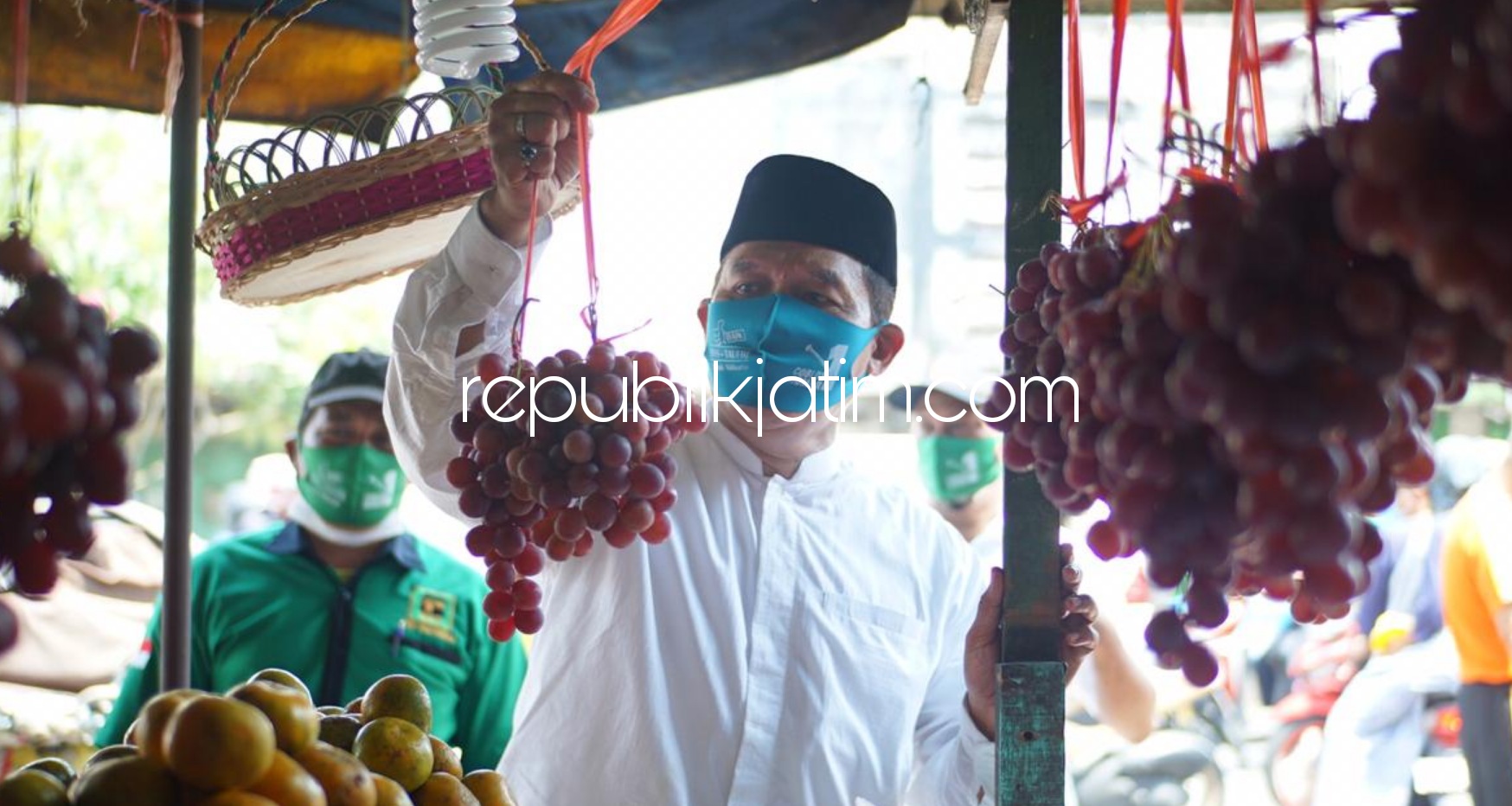 DIALOG - Cabup Sidoarjo, Bambang Haryo Soekartono (BHS) berdialog dengan para pedagang dan konsumen di sejumlah lapak dagangan di Pasar Krian, Sidoarjo, Sabtu (07/11/2020).