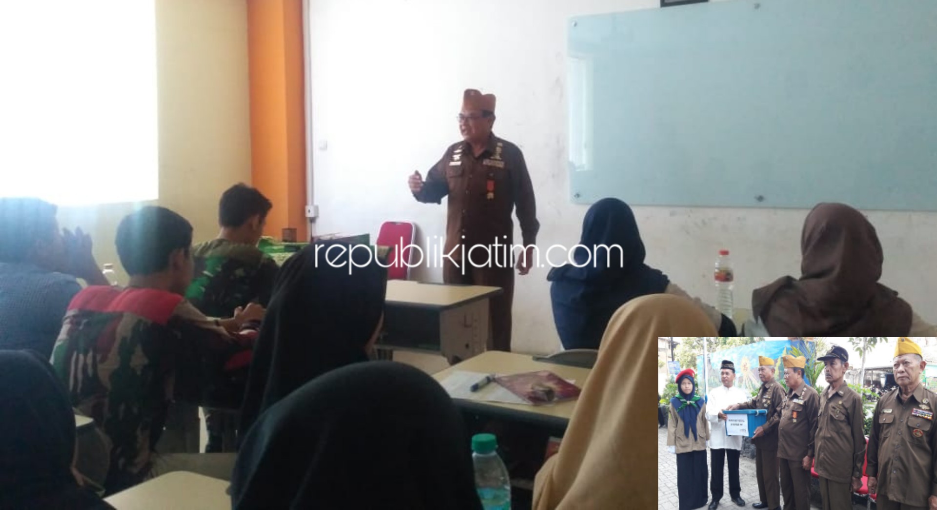 VETERAN - Para siswa kelas X dan XI Smamita diajar veteran selama satu jam seusai pemberian bingkisan agar para siswa memahami dan mengenal para pahlawan pejuang 10 Nopember 1945 silam, Jumat (08/11/2019).
