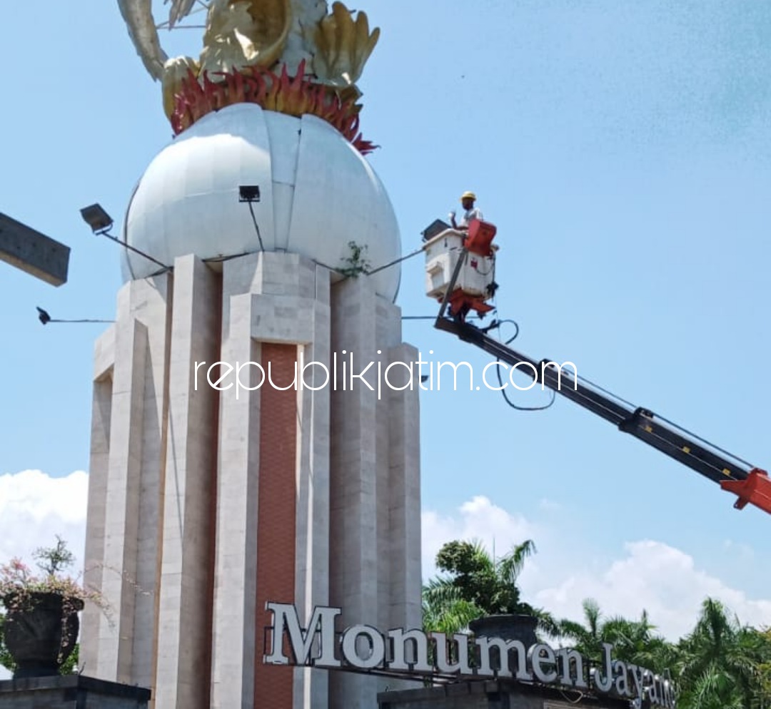 BERSIHKAN - Petugas DLHK Pemkab Sidoarjo membersihkan dan memotong tanaman liar di atas Monumen Jayandaru yang ada di kawasan Alun-alun Sidoarjo, Sabtu (07/11/2020). 
