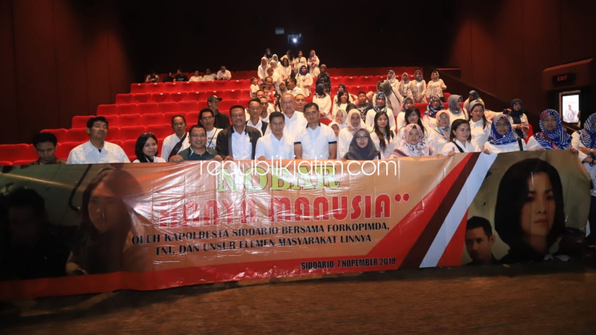 NOBAR - Kapolresta Sidoarjo, Kombes Pol Zain Dwi Nugroho mengajak Forkopimda dan masyarakat nonton bareng (Nobar) Film Hanya Manusia di Studio XXI Transmart, Sidoarjo, Kamis (07/11/2019) malam.
