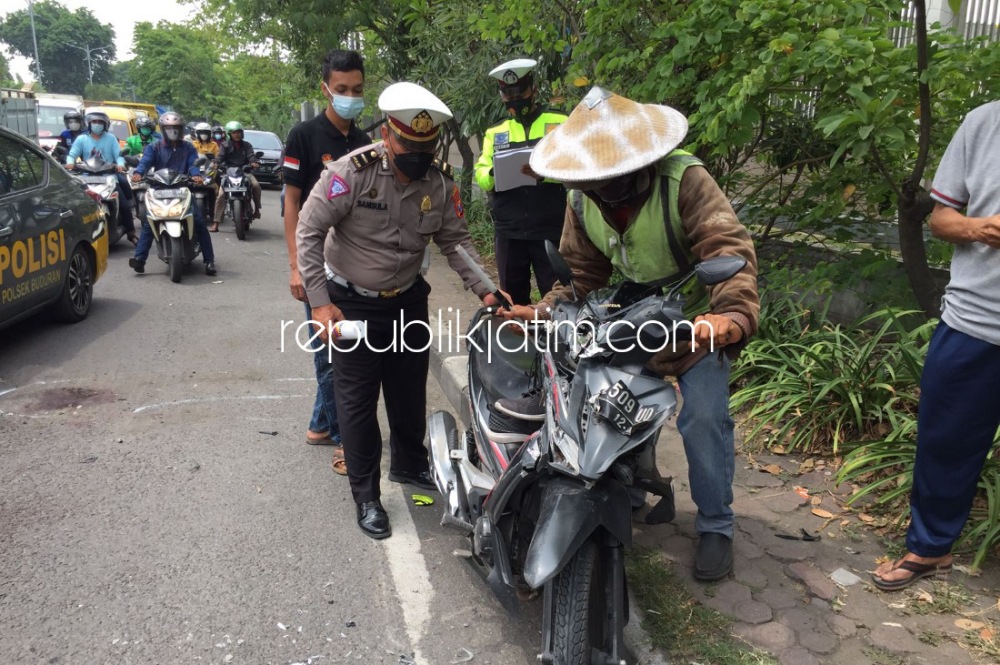 OLAH TKP - Sejumlah petugas Unit Laka, Satuan Lantas, Polresta Sidoarjo menggelar olah TKP kecelakaan pelajar tertabrak truk di JL Raya Desa Tebel, Kecamatan Gedangan, Sidoarjo, Senin (08/11/2021).
