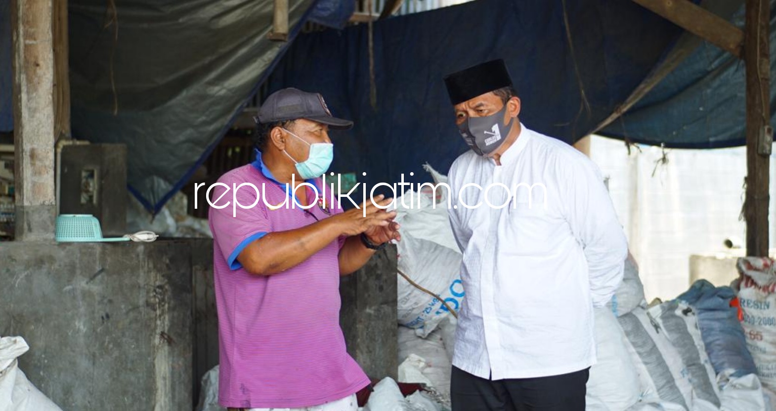 LIMBAH PLASTIK - Cabup Sidoarjo, Bambang Haryo Soekartono (BHS) berdialog dengan pemilik perusahaan pengelolaan limbah plastik Suwaji warga Desa Becirongengor, Kecamatan Wonoayu, Sidoarjo, Senin (09/11/2020). 