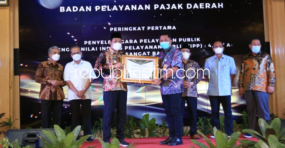 PENGHARGAAN - Wabup Sidoarjo, Subandi memberikan penghargaan atas penilaian terhadap seluruh kinerja OPD Pemkab Sidoarjo Sidoarjo, di Pendopo Delta Wibawa, Selasa (09/11/2021). 