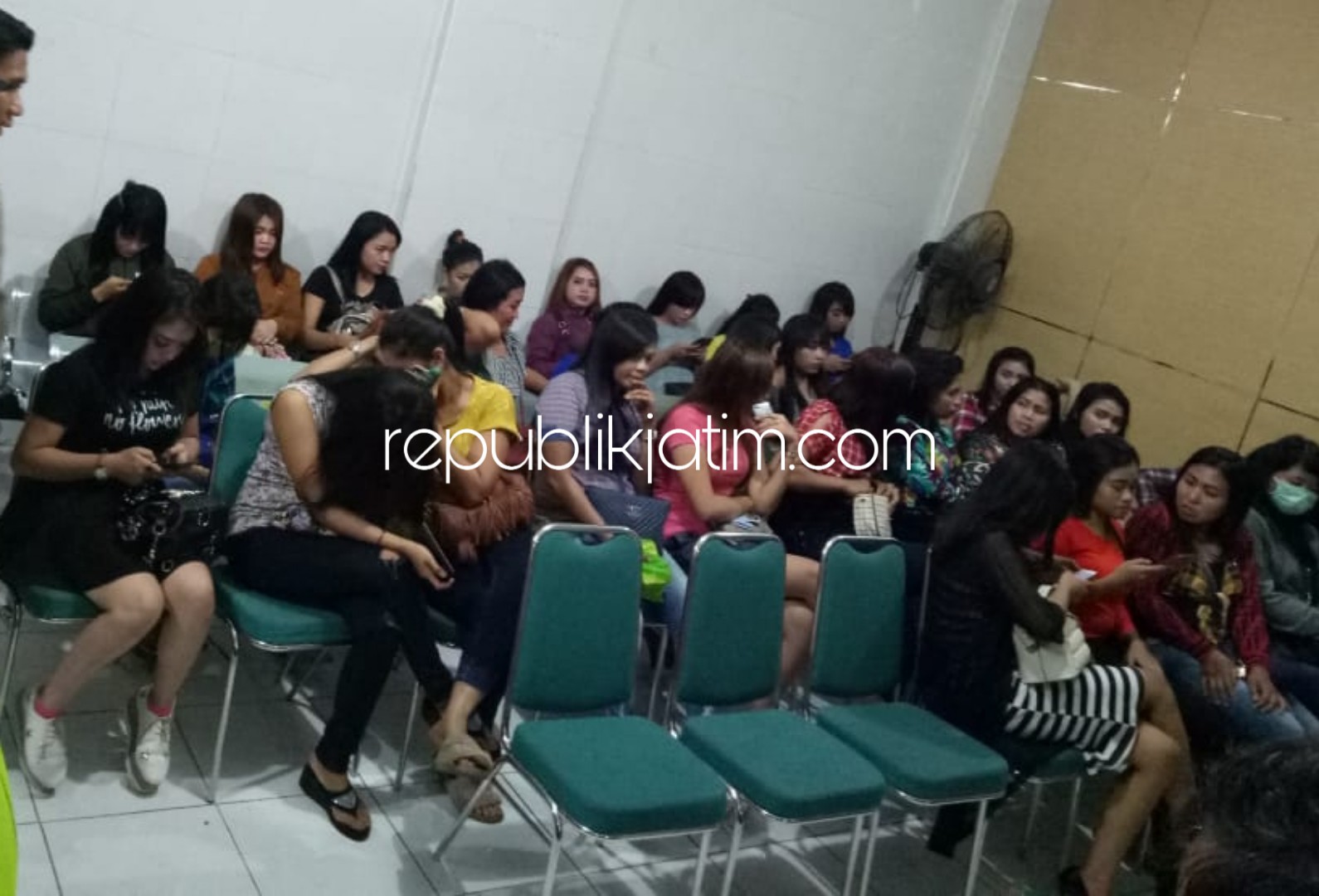 TERJARING - Sebanyak 31 Purel diamankan petugas gabungan Satpol PP dan Shabara Polresta Sidoarjo dari sejumlah karaoke di Sidoarjo, Kamis (08/11/2018) malam.