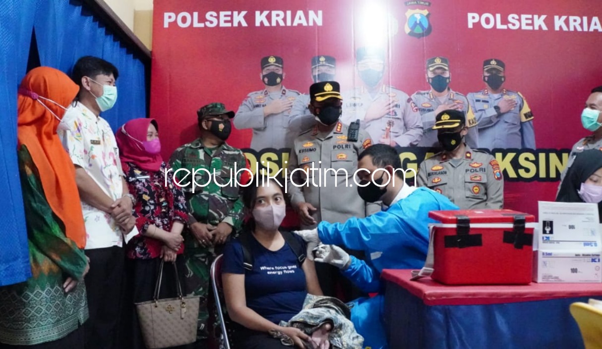 BARU - Polresta Sidoarjo terus meningkatkan pelayanan untuk vaksinasi Covid-19 yakni setelah dua minggu lalu membuka Posko Siaga Vaksin 24 Jam di Sidoarjo Kota kini membuka layanan serupa di Polsek Krian dan Polsek Tanggulangin, Selasa (09/11/2021).