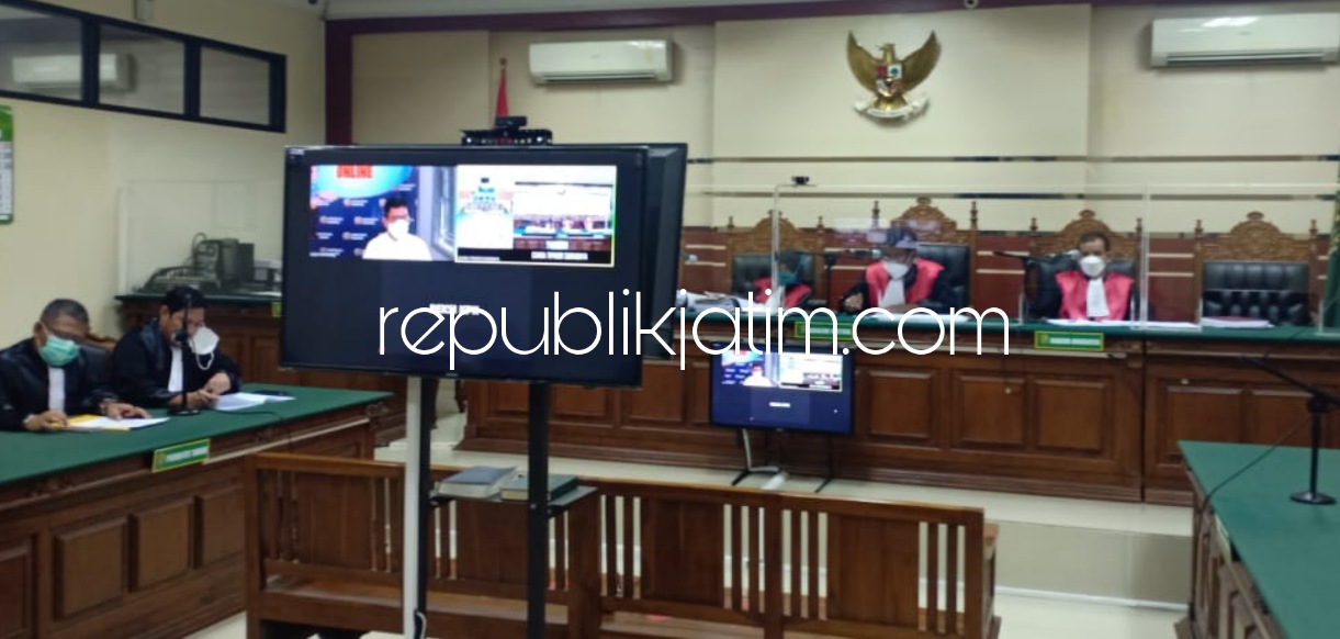 DAKWAAN - Mantan Walikota Batu, Eddy Rumpoko didakwa kasus gratifikasi dengan nilai total mencapai Rp 46 miliar dalam sidang perdana di Pengadilan Tindak Pidana Korupsi (Tipikor) Jawa Timur di Juanda, Sidoarjo, Selasa (09/11/2021).